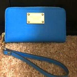 NWOT MK

Signature Jet Set wristlet wallet